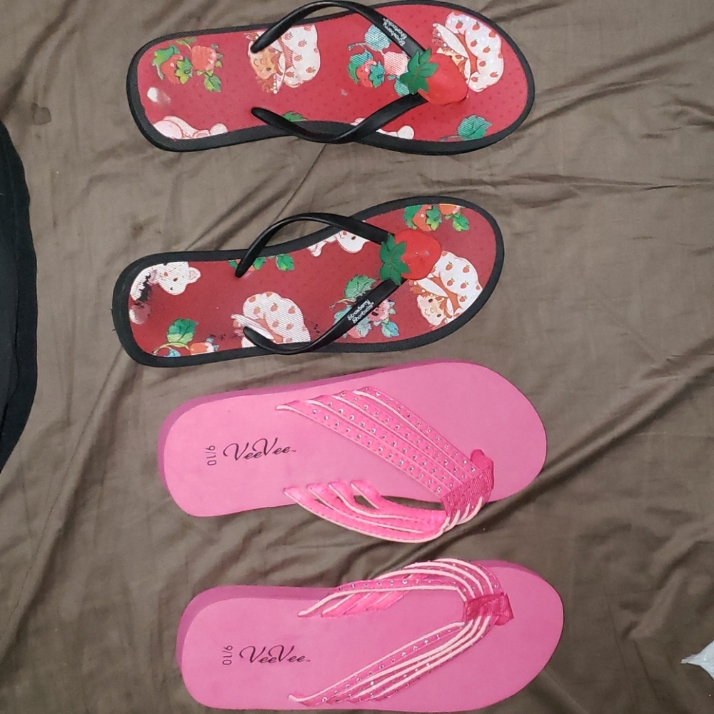 SALE!!!! 2 pairs l 9/10 flip flops